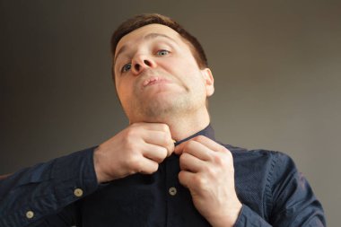 Rahatsız gömlek giymek