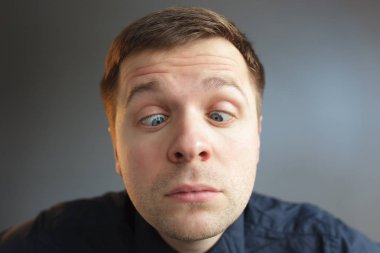 Beyaz adam komik yüz yapıyor