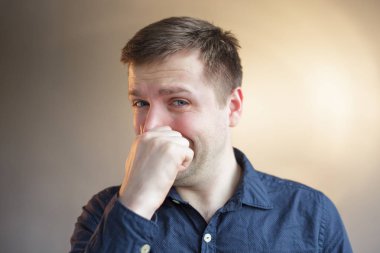 Acı veya kötü koku yüzünden ağlıyor