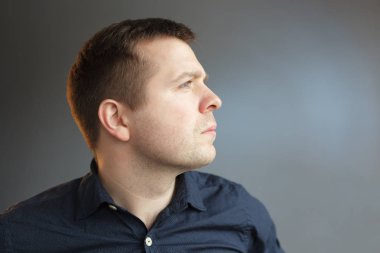 Beyaz adam karşısında ciddi ifade