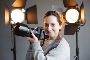  bir photocamera holding hipster fotoğrafçı