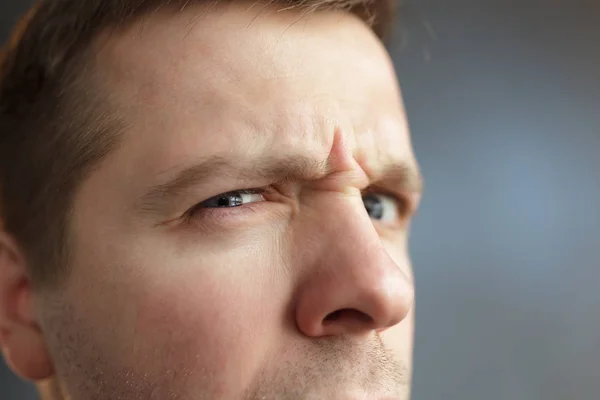 Hombre mirando con duda a la cámara de cerca — Foto de Stock