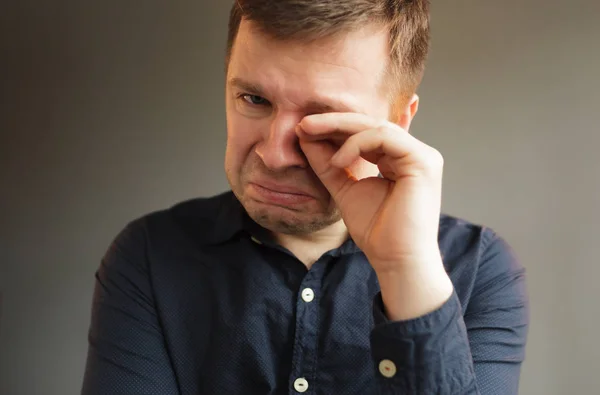 Beyaz adam ağlıyor — Stok fotoğraf