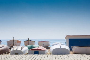 Balıkçı teknesi kum sahil üzerinde