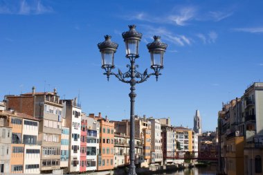 Girona, İspanya - 15 Eylül 2016: Görünüm Girona nehir üzerinde. Köprüde antika fener