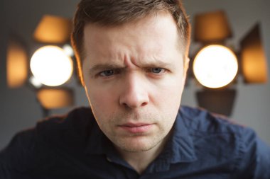 Stüdyo Ekipmanları arka plan üzerinde ciddi genç adam