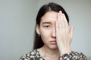 Başkalarının duyguları gizleme.