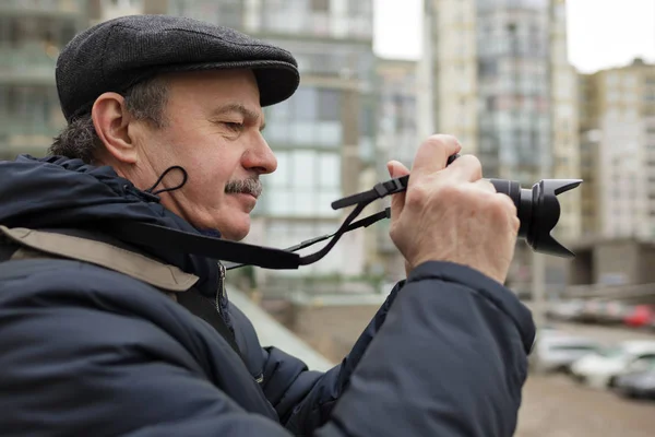 Старший чоловік робить фотосесію — стокове фото