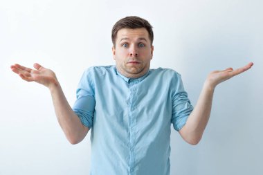 Genç adam omuzlarını silkiyor