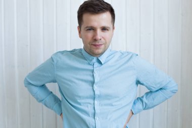 Kendinden emin bir gencin portresi.