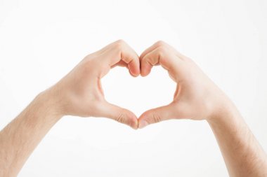 Beyaz bir adam bir kalp sembolü onun parmaklarıyla gösterir..