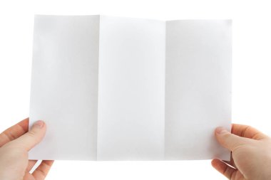 Beyaz adam temiz bir sayfayla reklam için tutar