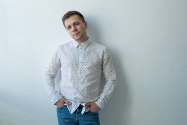 Kendinden emin bir gencin portresi.