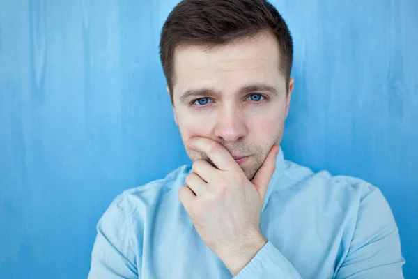 Portrait d'homme caucasien confiant en t-shirt bleu — Photo