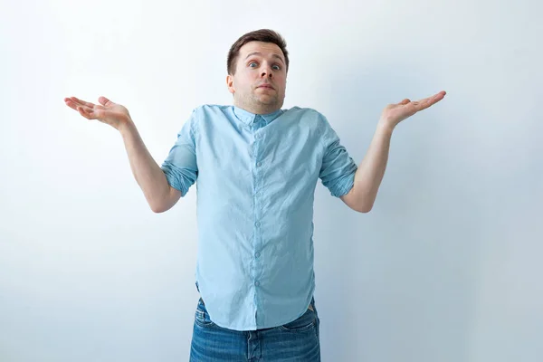 Рывки руками в стороны. Упражнения от гипертонии. Упражнения лежа на спине. Задумчивая девушка. Разводит руками.