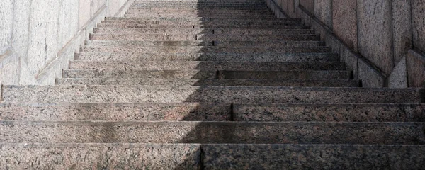 Žulové schodiště je napůl ve stínu — Stock fotografie