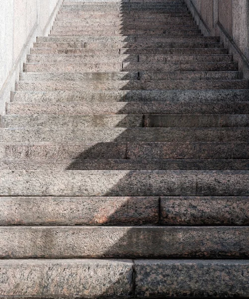 Uma escada de granito é metade na sombra — Fotografia de Stock