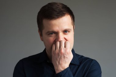 Genç bir adam onun tırnak anksiyete ısırır.. 