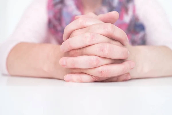 Una mujer se sienta con los dedos cruzados en una entrevista importante — Foto de Stock