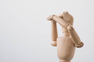 Menteşeli bebek yüzünü elleri ile kapsar. Fobi ve yalnızlık sembolü.