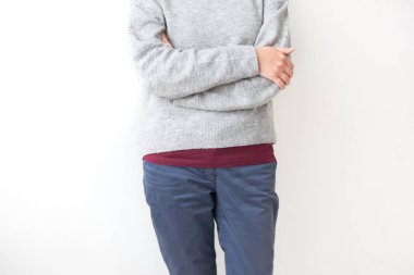 Boş gri longsleeve giyen kadın. O çapraz elleriyle standları