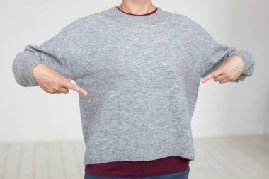 Logo veya tasarım için boş alan ile boş gri longsleeve giyen kadın