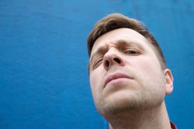 Yakışıklı genç portre köşeden aşağı bakıyor