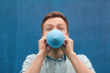 adam bir balon kadar üfleme