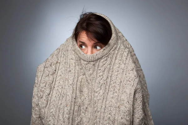 Dívka s sociální fobie skrývá její tvář v svetru. Vypadá strach a okolí — Stock fotografie
