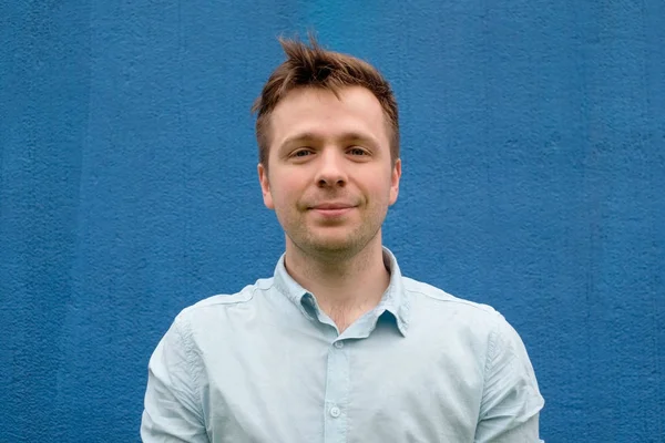 Spor salonunda yakışıklı bir adam portresi portre