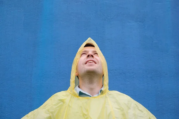 Jonge ongeschoren man wordt nat onder de regen. — Stockfoto