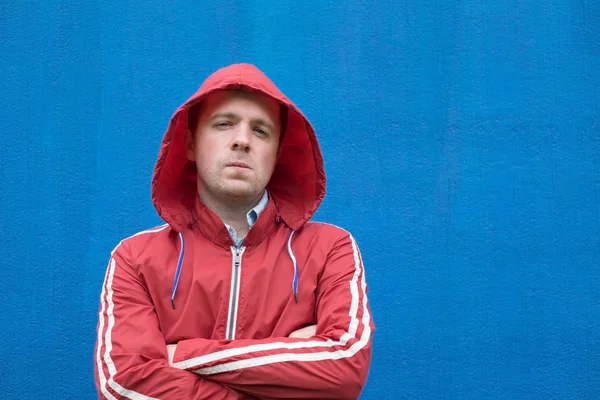 kızgın adam kamera kırmızı ceket arıyor