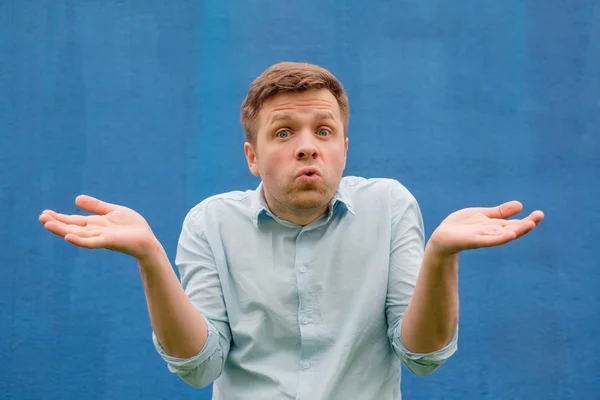 Man throws up his hands — Stock Photo, Image