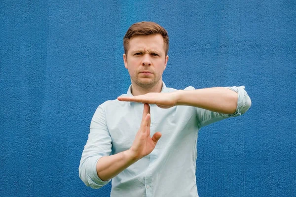 Retrato del hombre caucásico mostrando el tiempo de espera del signo — Foto de Stock