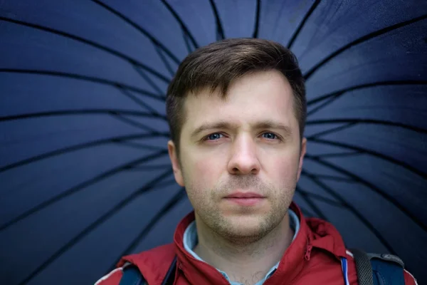 Retrato de um homem bonito de casaco vermelho. Ele olha a sério na câmara. — Fotografia de Stock