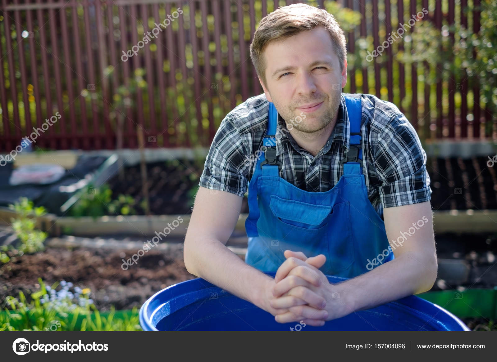 Retrato de un agricultor sonriente en proa con un portapapapeles en el