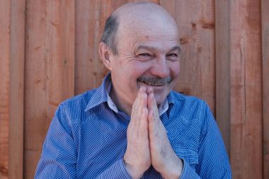 Eski düz kameraya bakıyor