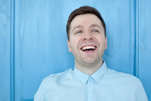 Homem caucasiano em camisa azul sorrindo felicidade conceito de expressão emocional despreocupado — Fotografia de Stock