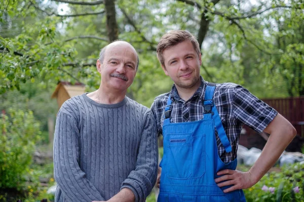 Два щасливих садівника між зеленими деревами — стокове фото