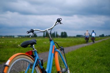 Road yakınındaki mavi bisikleti ayakta
