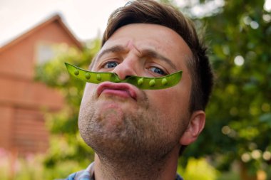 Genç komik adam komik bir yüz yapar