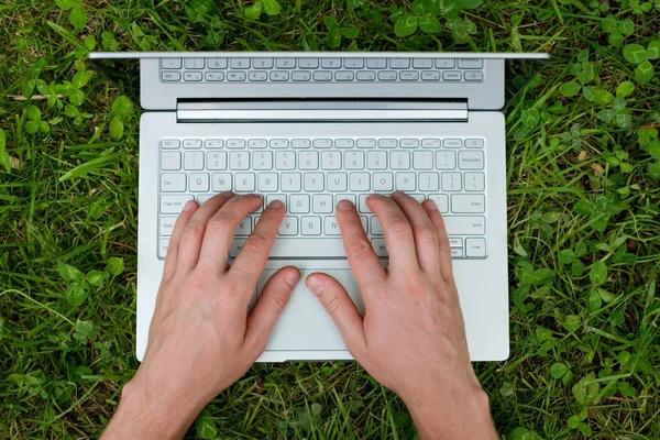 Крупним планом чоловічий набір рук на ноутбуці . — стокове фото