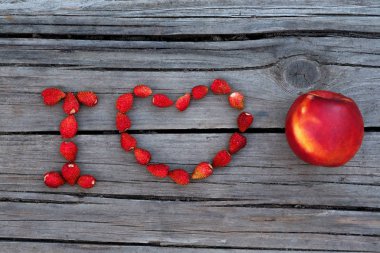 Ben kuru soğan veya ahşap gri arka plan üzerinde meyve seviyorum metin