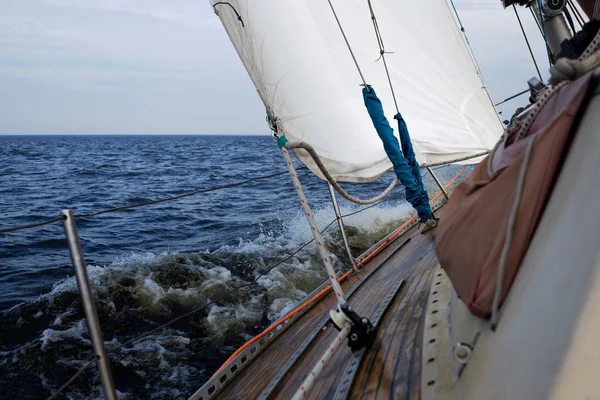 Mavi Akdeniz tatil yaz yelken tekne yay