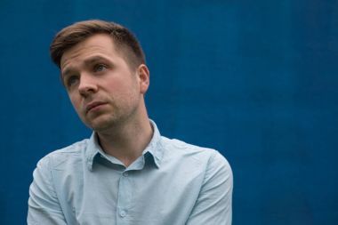 Üzgün adam uzağa arıyorsunuz.