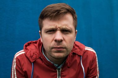 Kamera çapraşık arıyorum genç beyaz adam portresi.