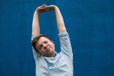 Adam kavramı memnuniyeti ve uzanan eller