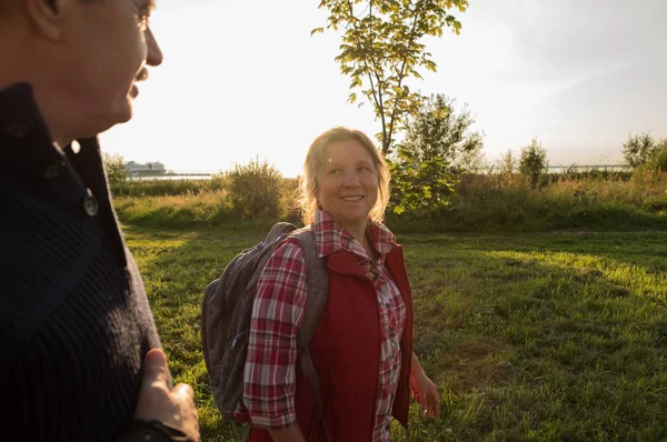 Mutlu beyaz yaşlı yaşlılar çift park