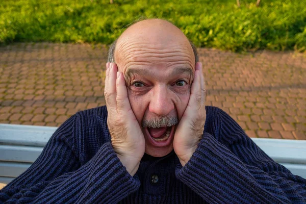 Retrato de homem caucasiano chocado . — Fotografia de Stock