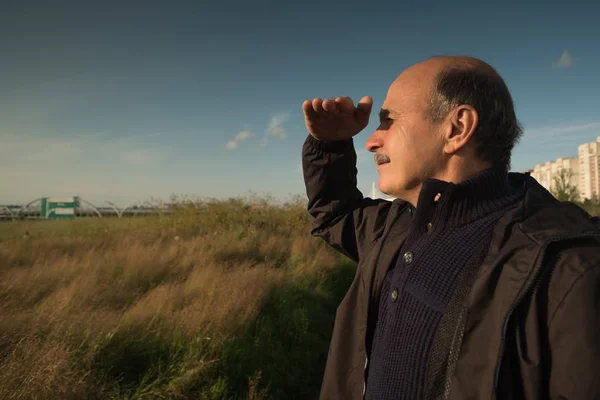 Взрослый кавказский мужчина смотрит на горизонт — стоковое фото